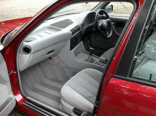 1993 BMW E34 525 SE Front Interior 2