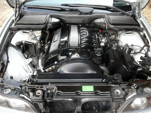 1997 BMW E39 523 2.5 SE Engine Bay