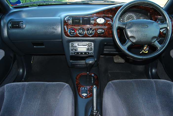 1997 Ford Escort MK5 1.6 Ghia X Front Interior 2