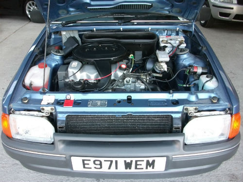 1988 e ford escort 1.6 gl 5 door met crystal blue engine bay