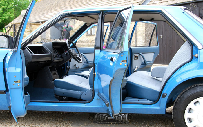 1983 Ford Granada Mk2 2.0L Interior Doors Open