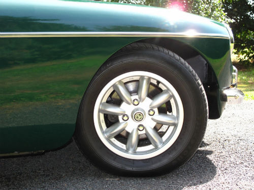 1972 mg b gt coupe british racing green wheel