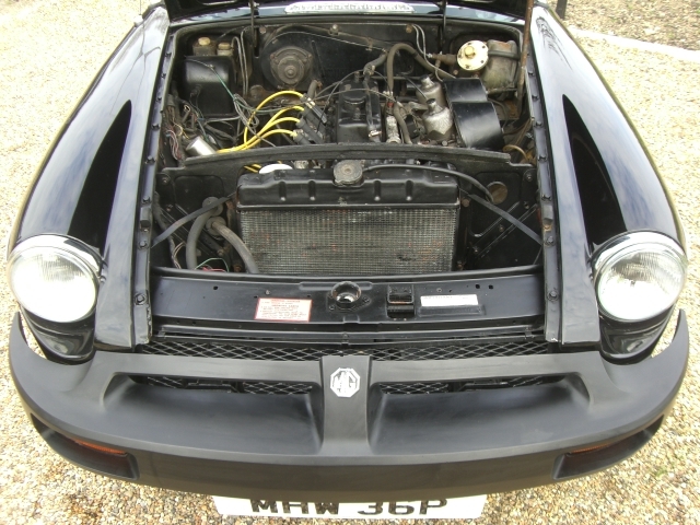 1976 mgb roadster 1.8l engine bay