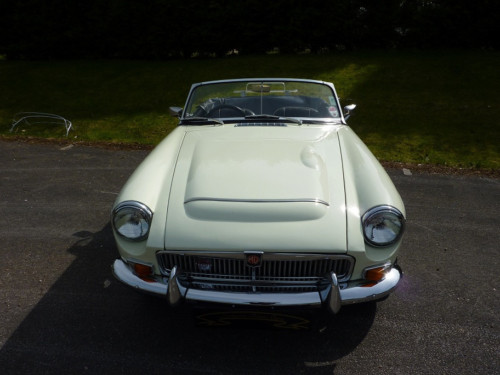 1969 mgc roadster front