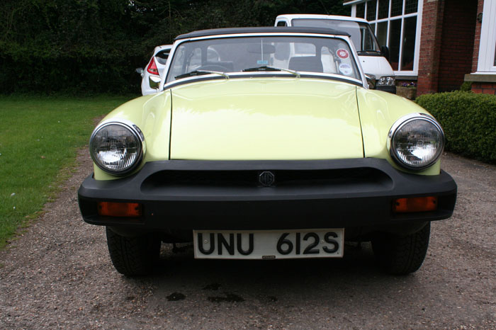 1977 MG Midget 1500 Front