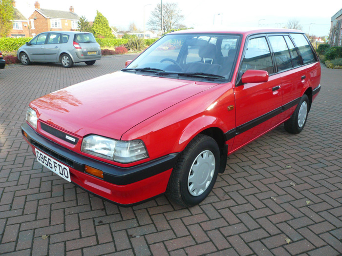 1990 Mazda 323 SE Executive Estate 2