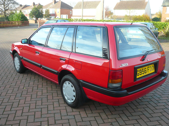 1990 Mazda 323 SE Executive Estate 3