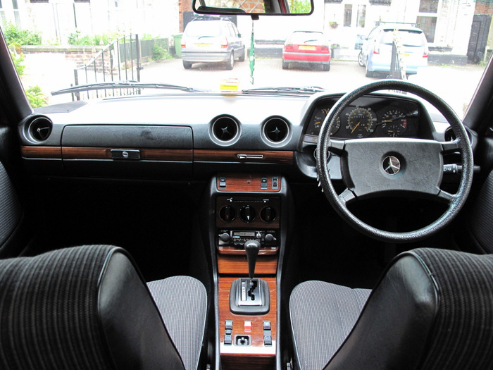 1985 Mercedes-Benz W123 200 Interior Dashboard Steering Wheel