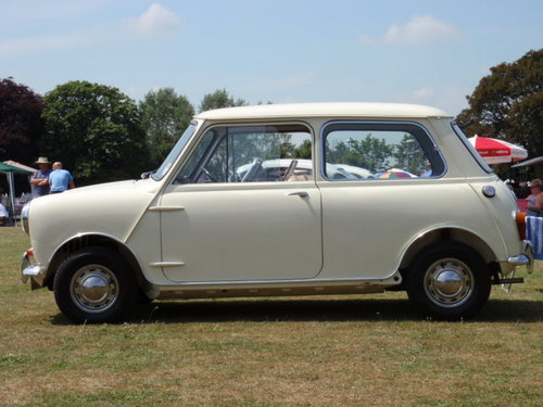 1961 Morris Mini Minor MK1 Deluxe Side