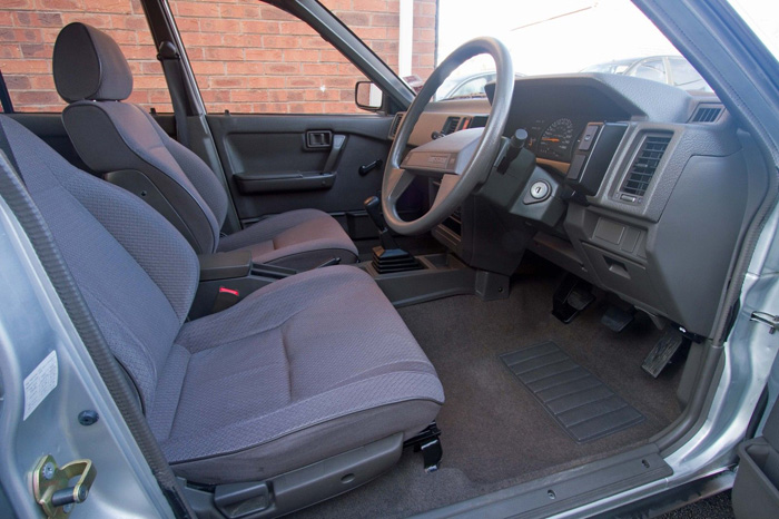1990 Nissan Bluebird 1.6 Premium Front Interior