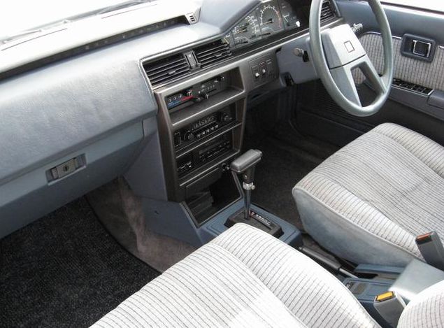 1985 nissan bluebird sgl auto interior