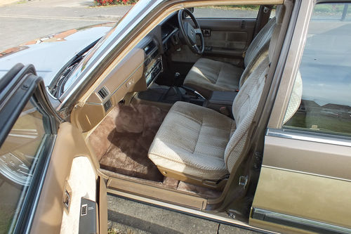 1985 Nissan Laurel C31 2.4 Front Interior 2