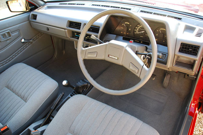 1989 nissan sunny 1.3dx 4 door estate interior 3