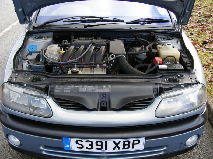 1998 renault laguna rt engine bay