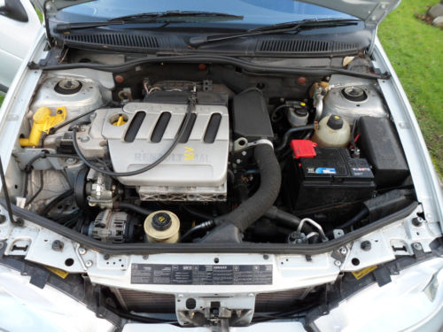 2001 renault megane 1.6cc dynamique engine bay