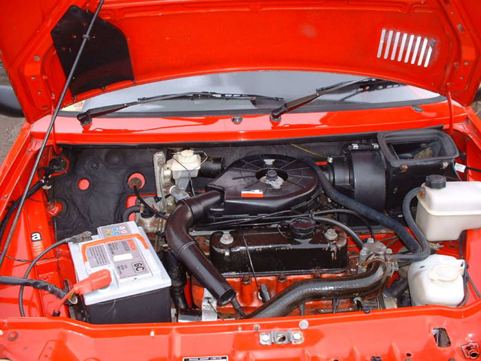 1990 rover metro 1.3 red engine bay