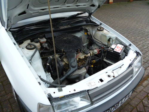 1989 Vauxhall Cavalier MK3 1.4 L Engine Bay