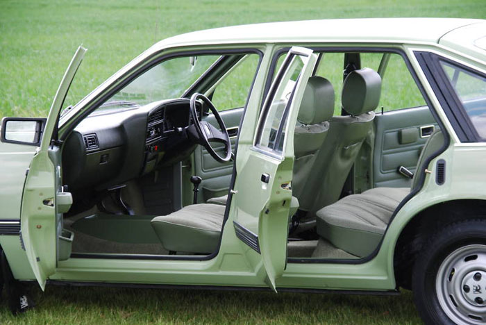 1982 vauxhall cavalier 1.6l 5 door interior 1