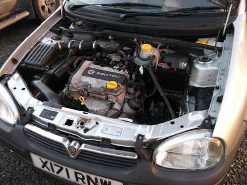 2000 vauxhall corsa envoy 1.0 12v silver engine bay