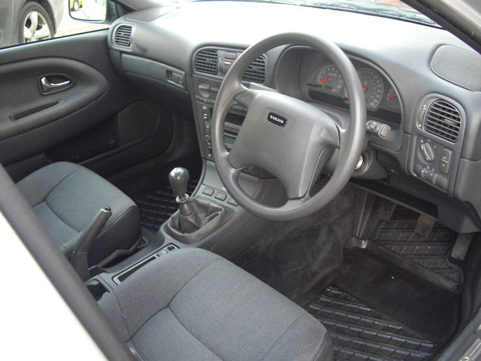 2000 volvo v40 xs silver interior 1