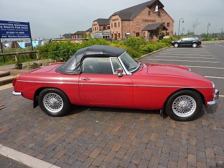1975 mgb roadster 5 tartan red 2